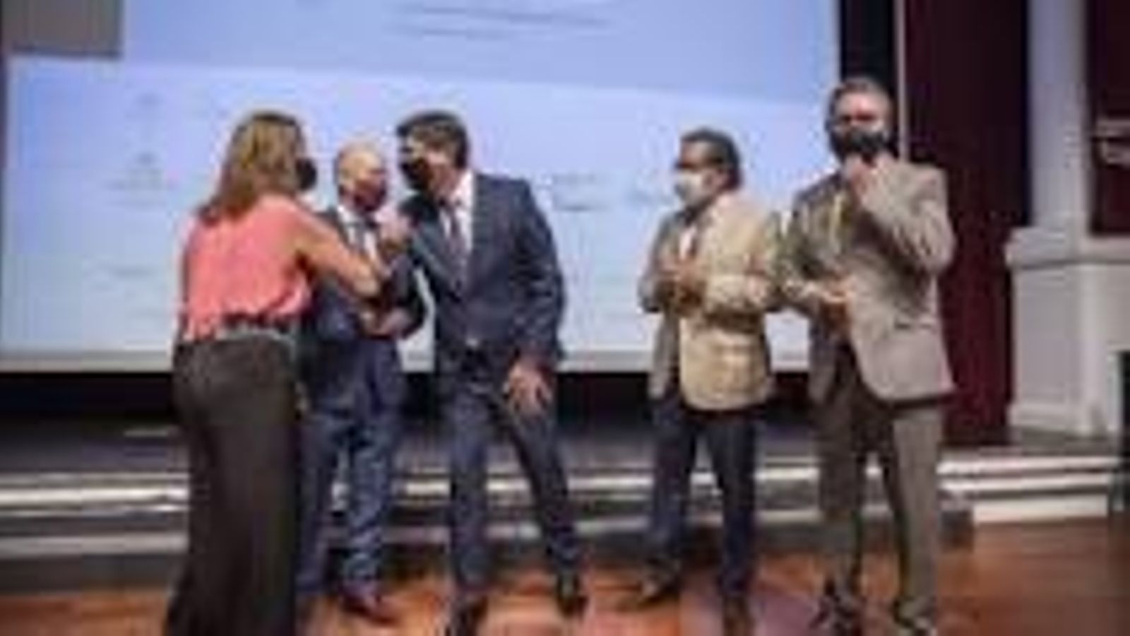 Autoridades presentes en la presentación.