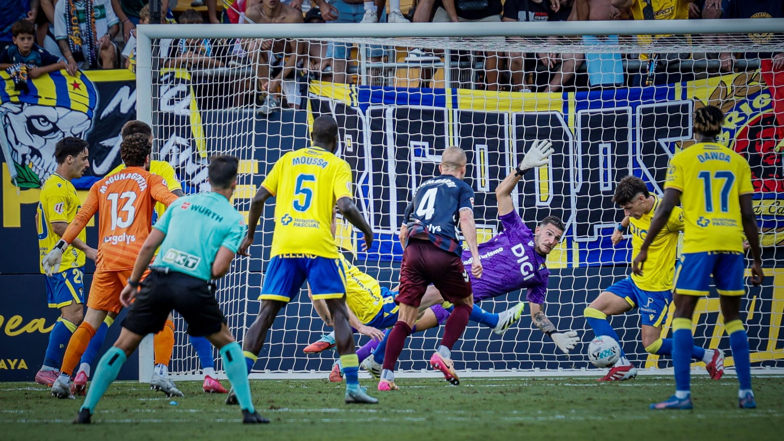 Iker Recio despeja el balón en la última jugada del Cádiz-Eibar.