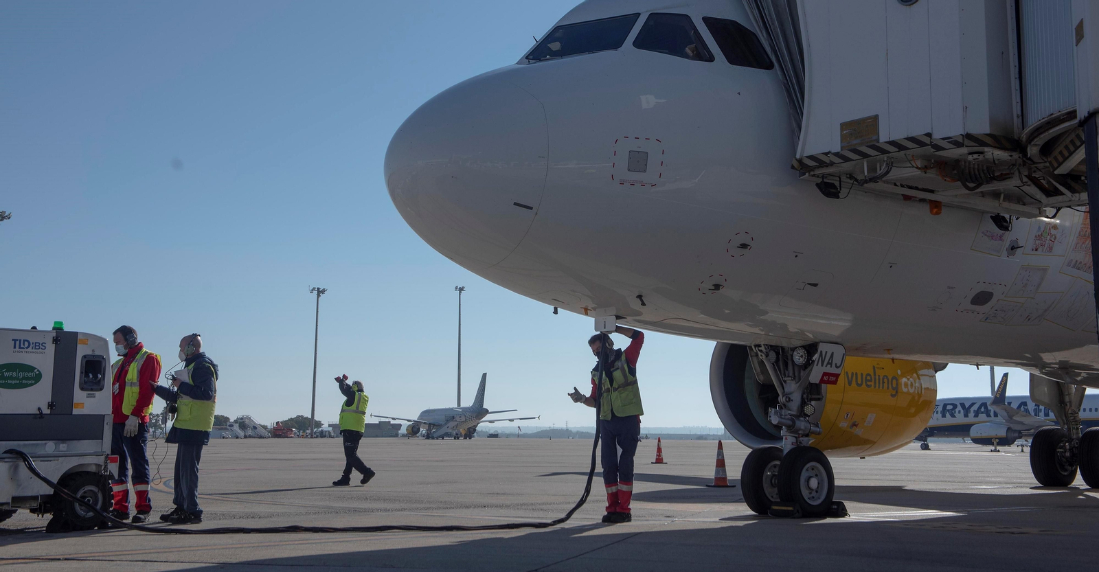 Operarios preparan en Sevilla el avión del primer vuelo verde de Vueling en la ruta Barcelona-Sevilla.