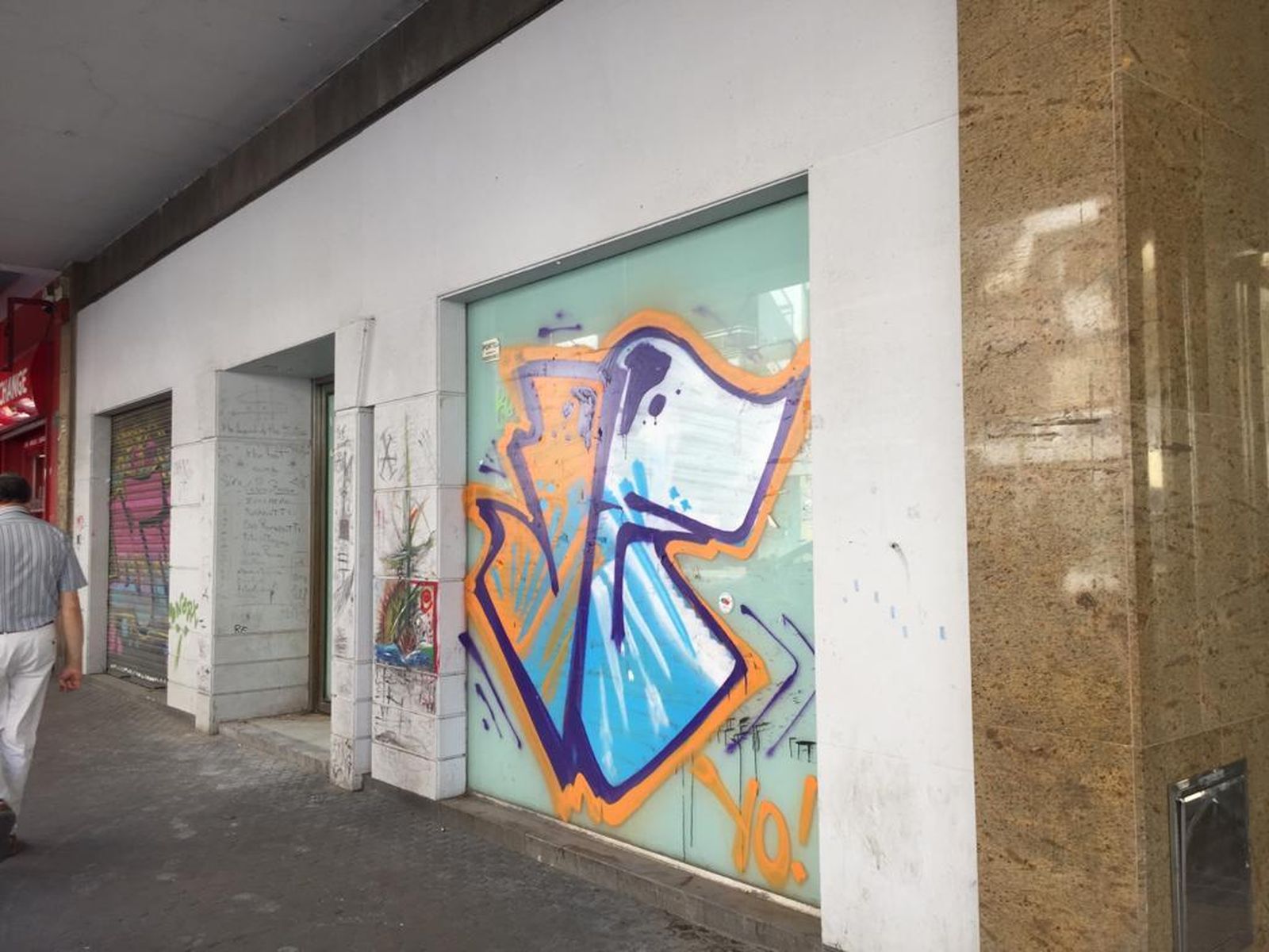 El PP denuncia la "degradación de un casco histórico, inundado de pintadas"