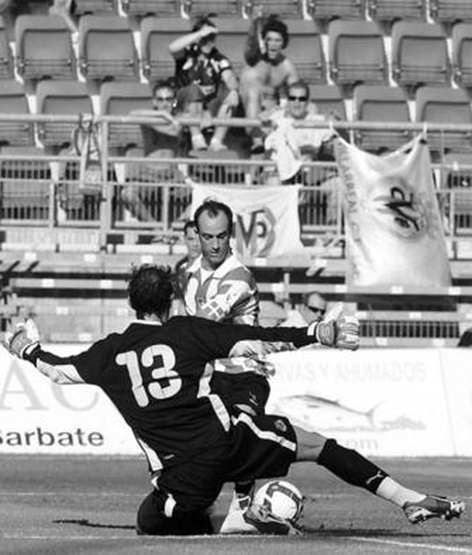 Etxeberria salva la salida de Diego López en el único gol del partido.