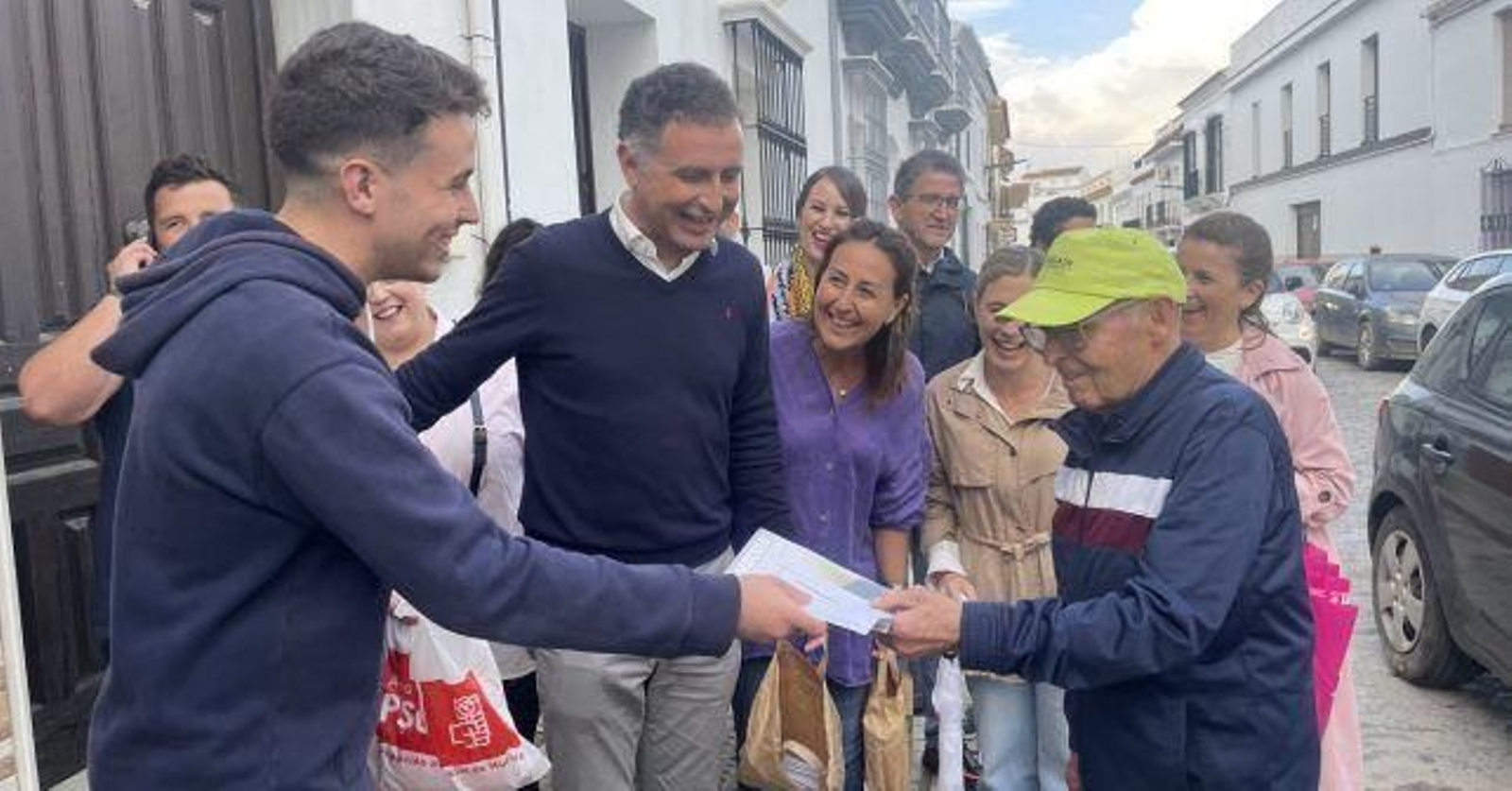 Gustavo Cuéllar durante su reparto informativo en Moguer.