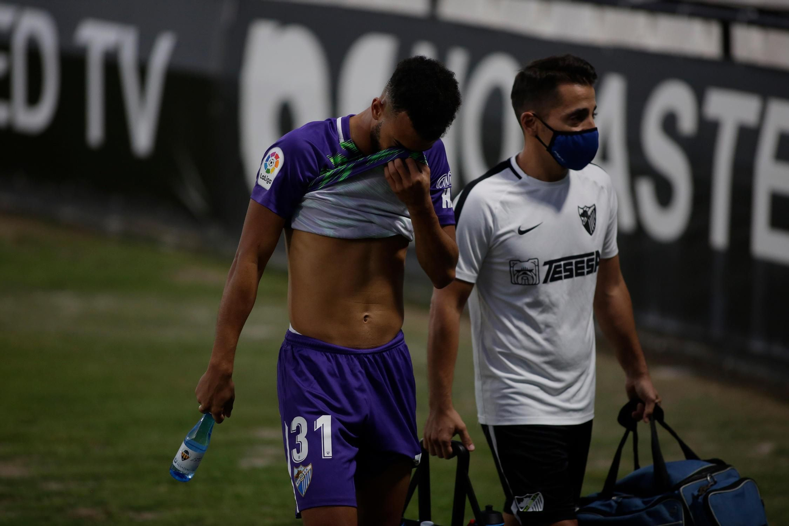 Hicham se retira lamentándose por la lesión.