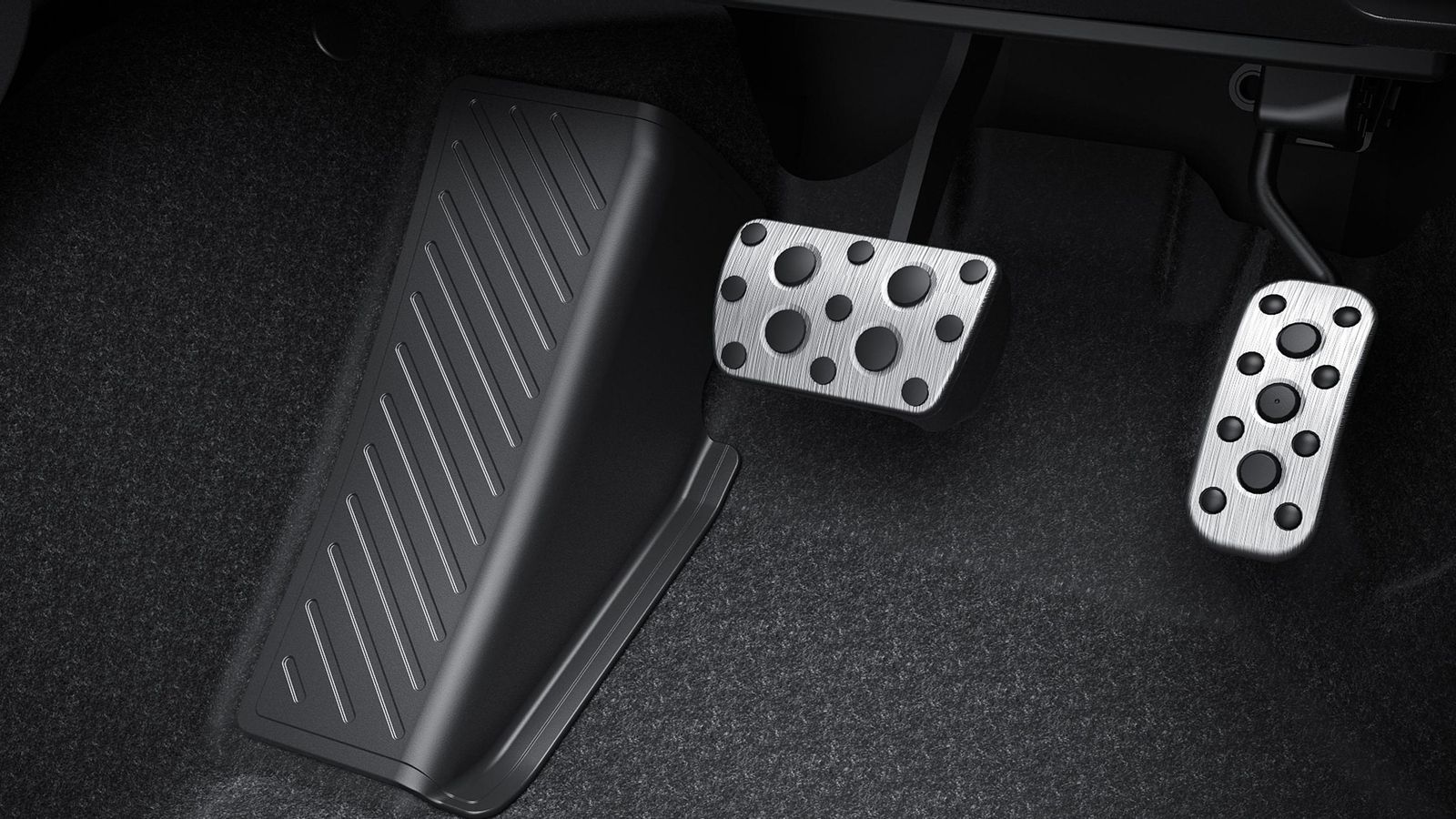 Ahora, el reposapiés en las versiones con transmisión automática y situado junto a los pedales crece en dimensiones para hacer más cómoda la conducción.