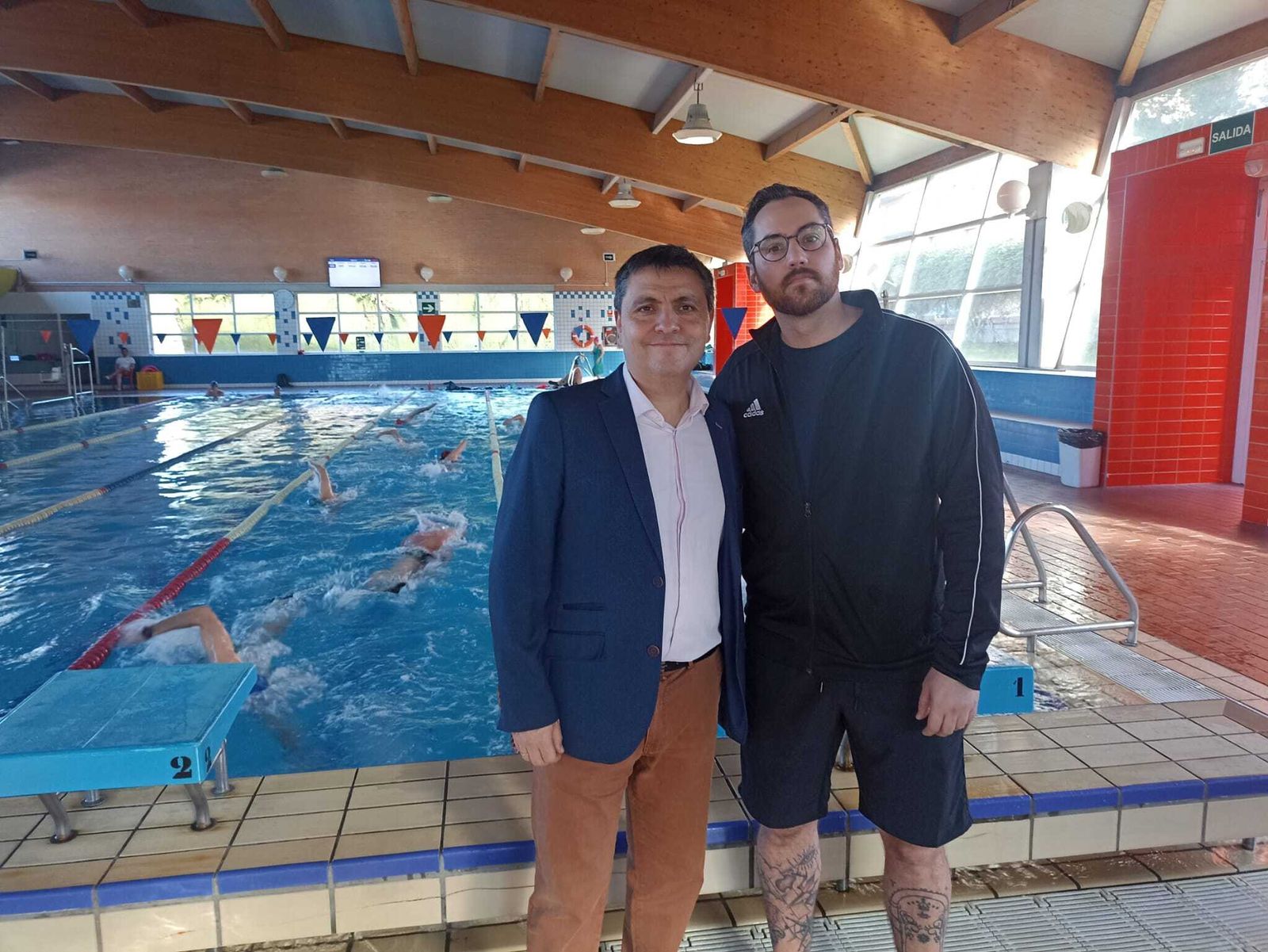 Un momento de la visita de Iglesias al Club Natación Nazarí
