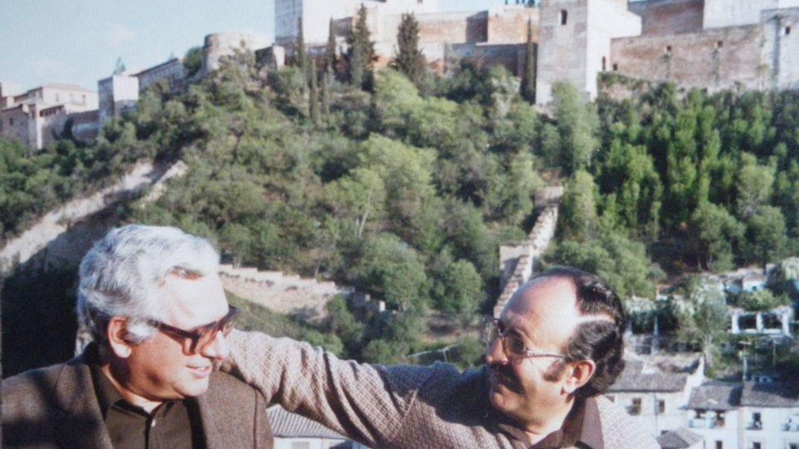 Paco Izquierdo y Rafael Guillén, en el Albaicín.