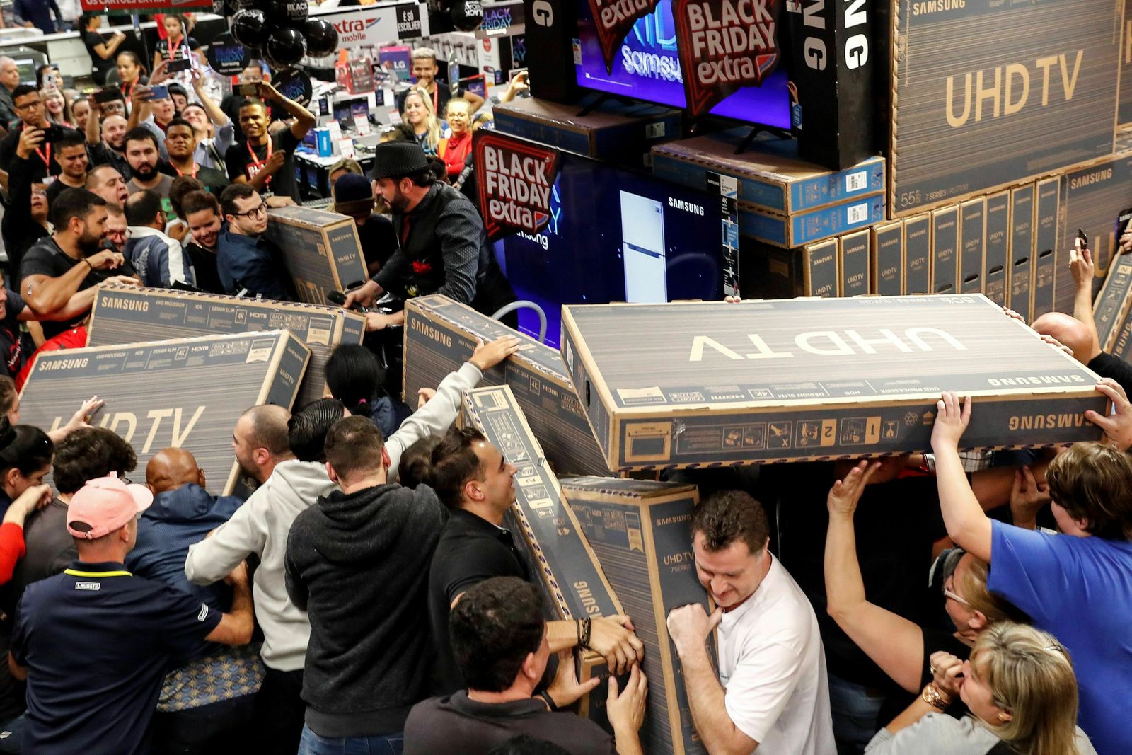 Estadounidenses comprando en un centro comercial en el 'Black friday'