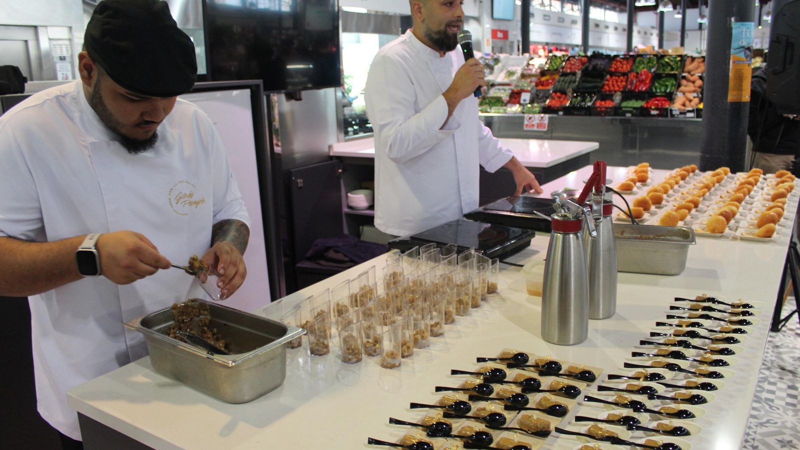 Showcooking de Ginés Peregrín este lunes en el mercado central.