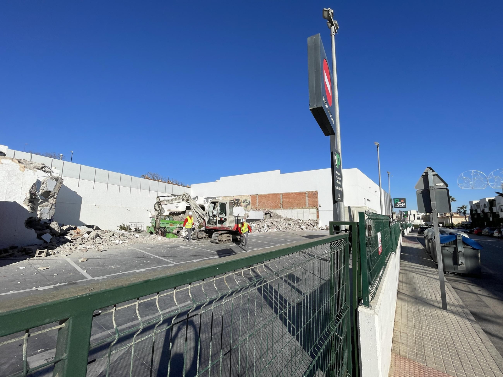 Las imágenes de la demolición del cine Tenis de Garrucha