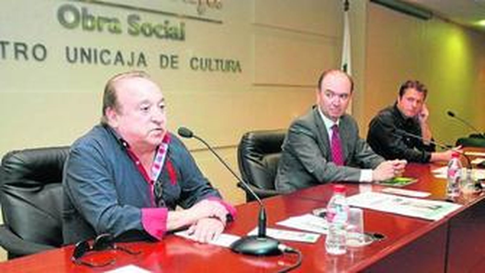 Fernando Esteso con José Manuel Alba, director territorial de Unicaja en Almería y Tirso Calero.