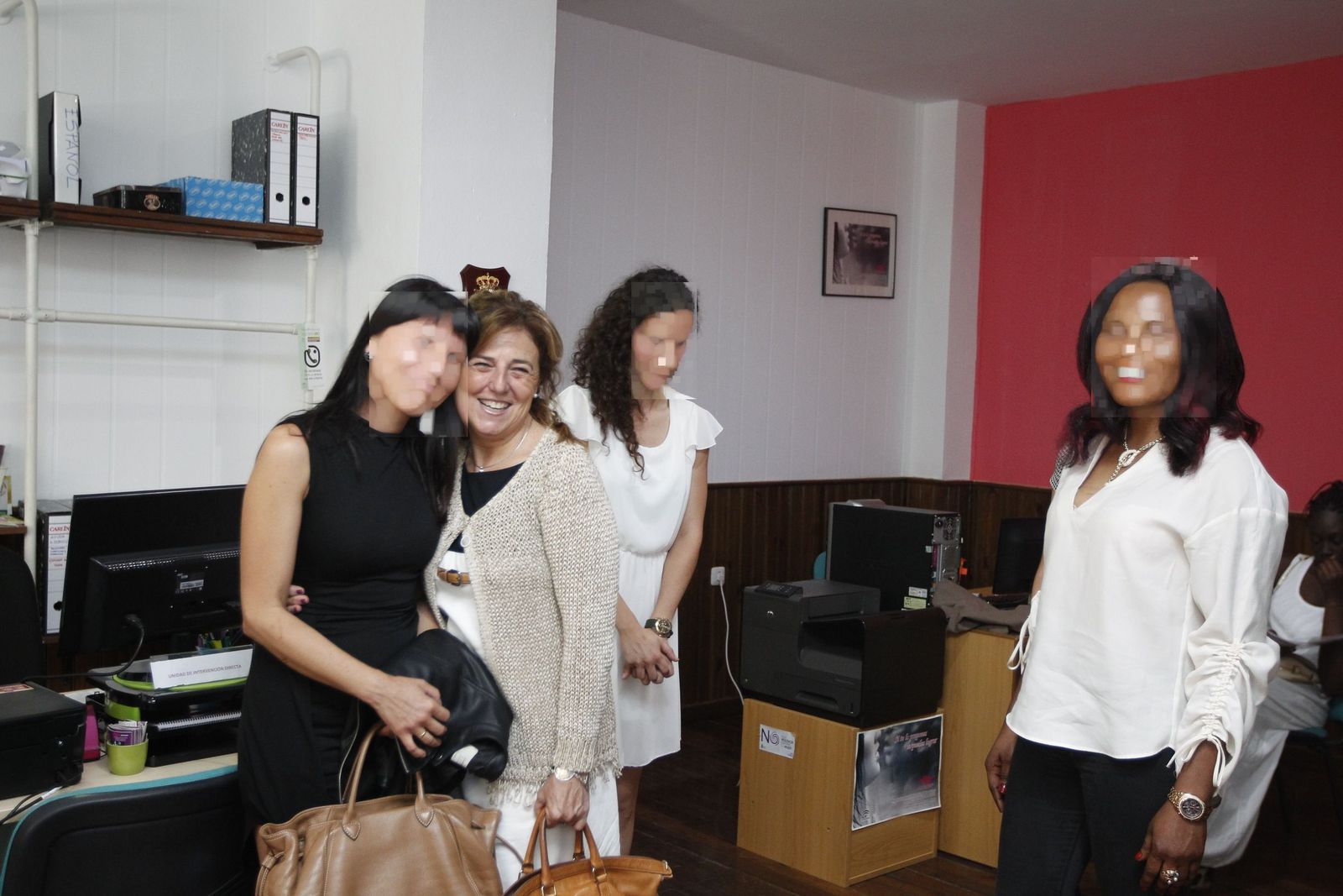 La concejal Pilar Ortega con parte de las personas que trabajan en la sede de APRAMP en la calle Murcia.