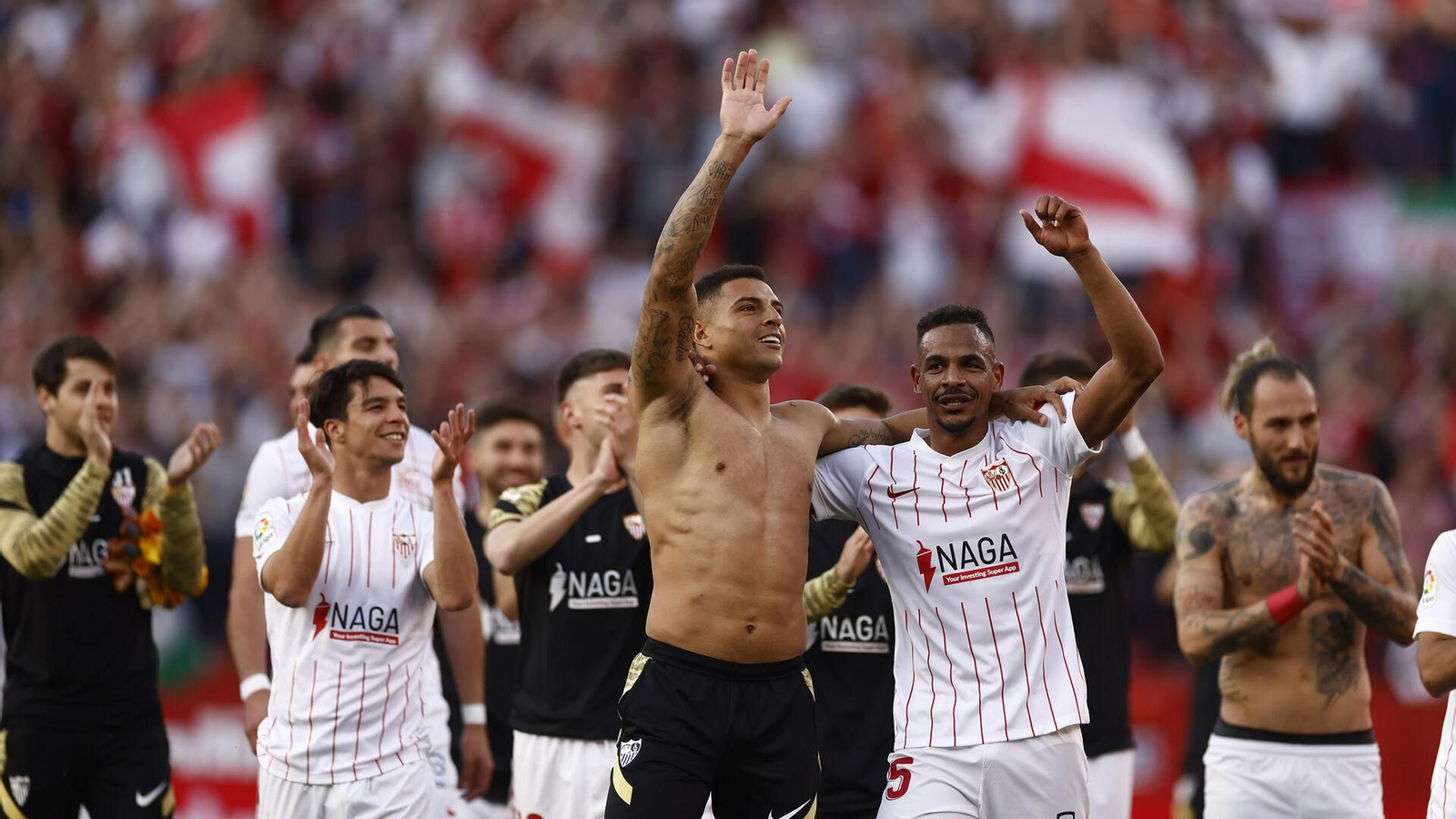 Diego Carlos participa en la celebración del triunfo en el derbi, abrazado a Fernando.