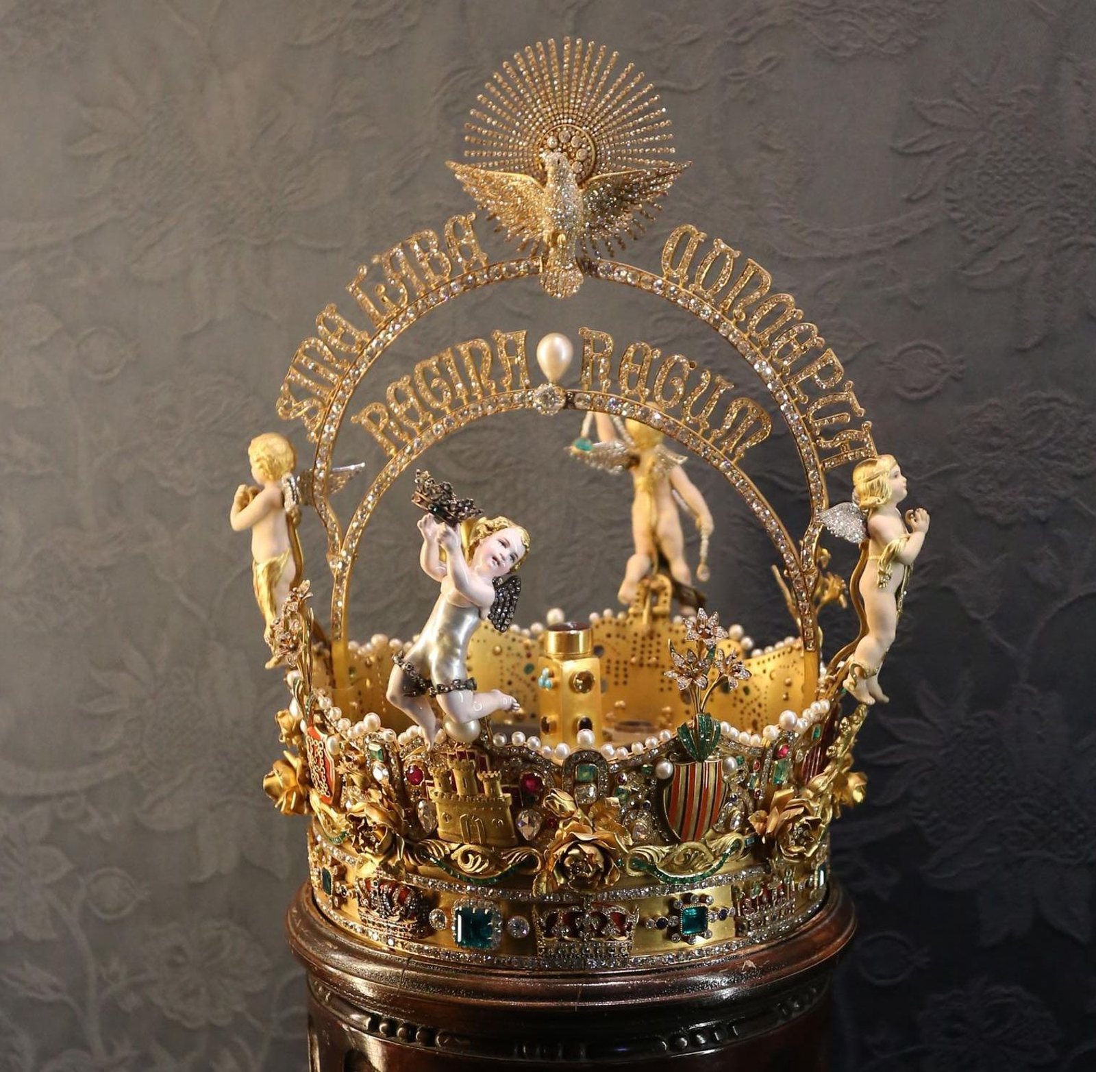 La corona de oro de la Virgen de los Reyes.