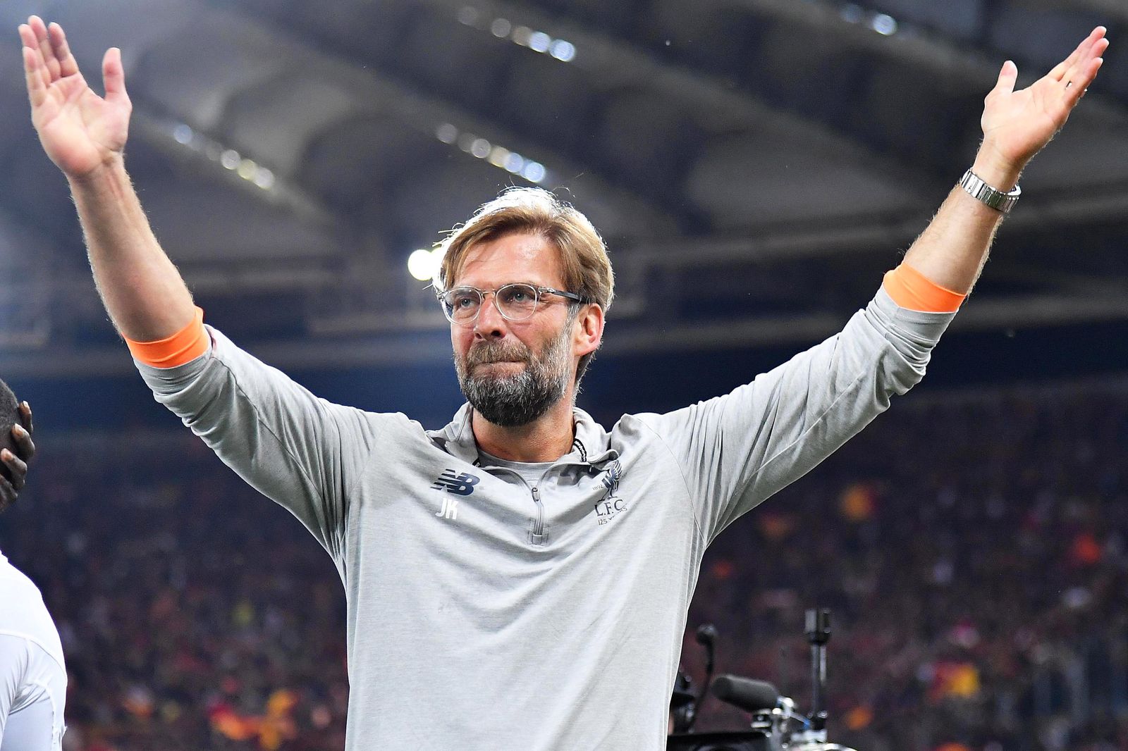 Jürgen Klopp saluda a los aficionados del Liverpool en el Estadio Olímpico de Roma después de la clasificación para la final de la Liga de Campeones.