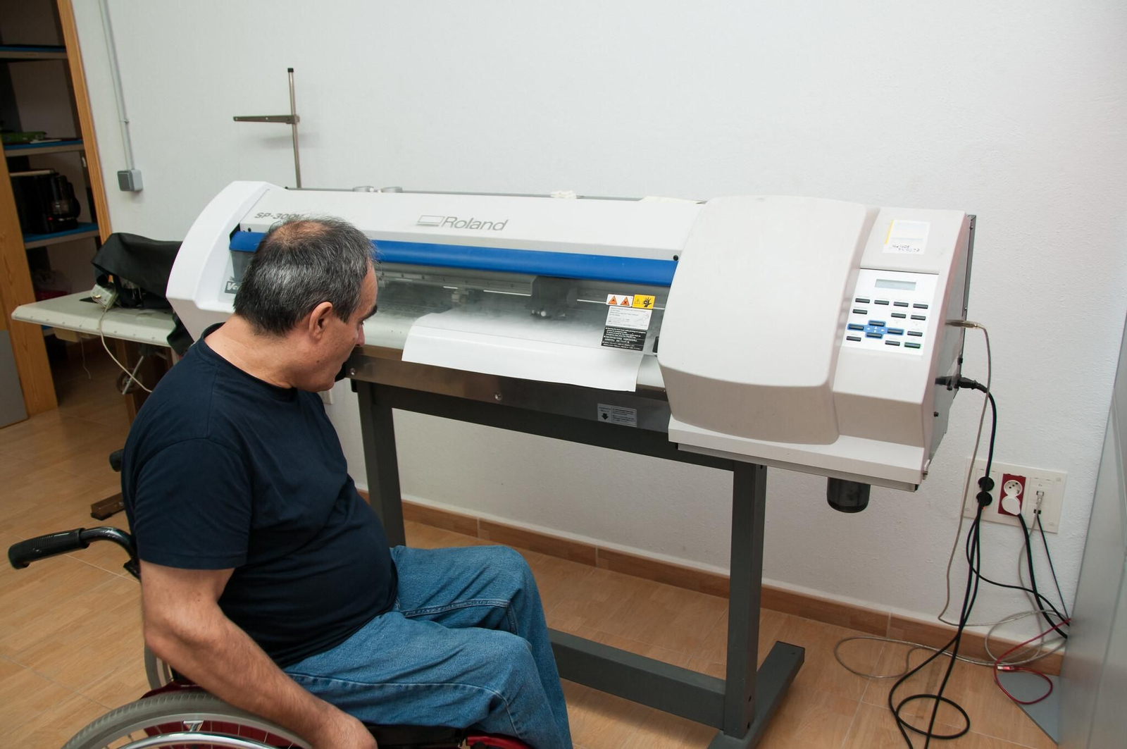 Un trabajador con discapacidad desempeña sus funciones.