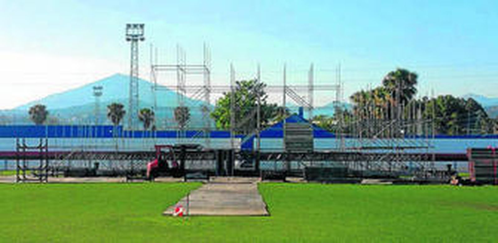 Preparativos para el concierto, ayer, en el Estadio de San Pedro de Alcántara.