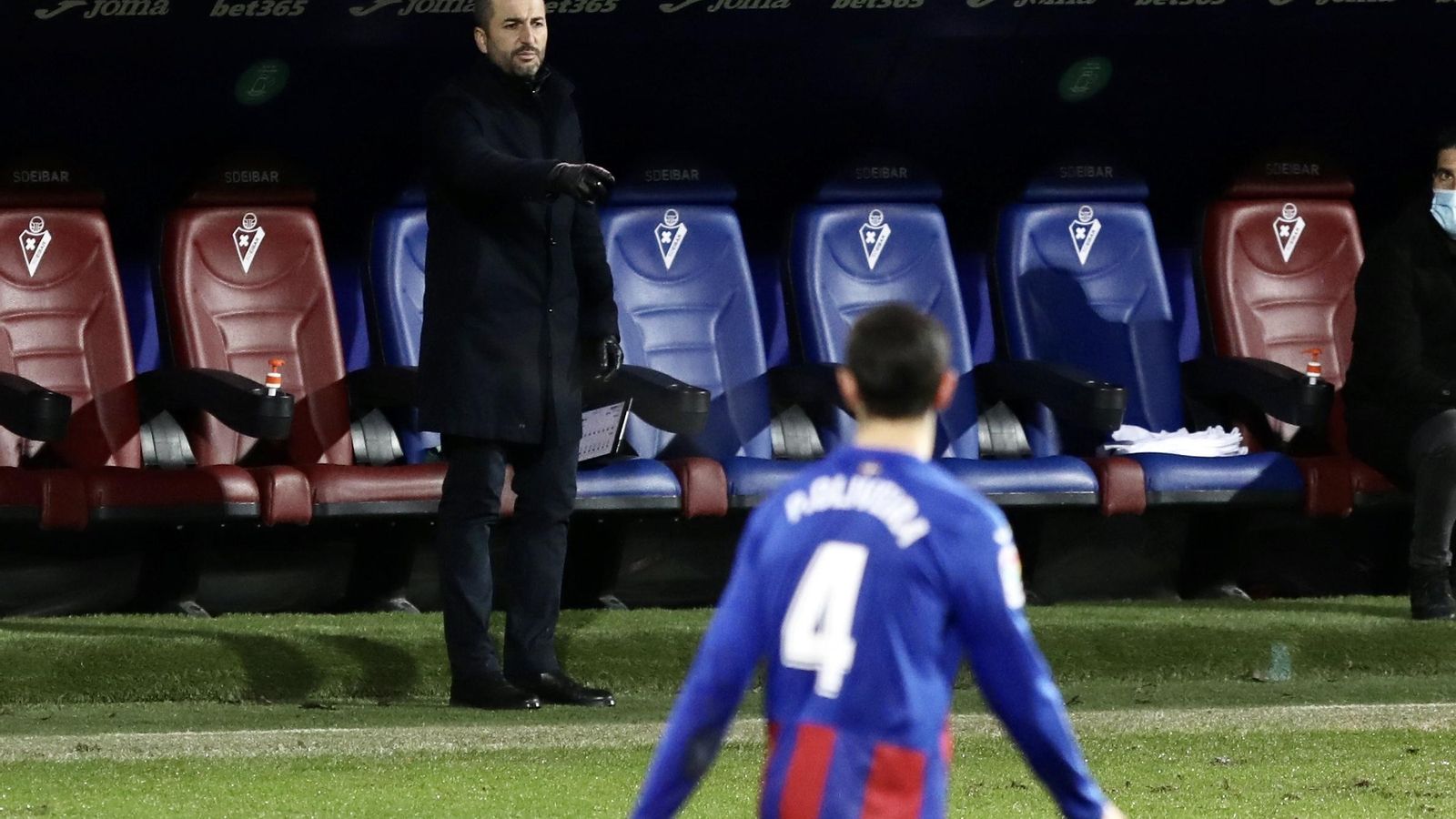 Diego Martínez da instrucciones a sus jugadores en el duelo ante el Eibar.