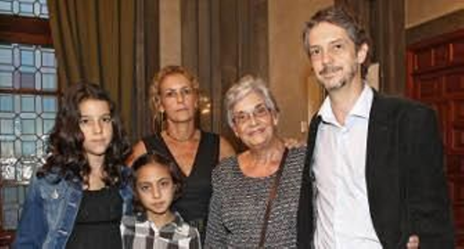 María Castelló, viuda de Rico Lara, con sus hijos Ana y Ventura y sus nietas Irene y Lucía. / Belén Vargas