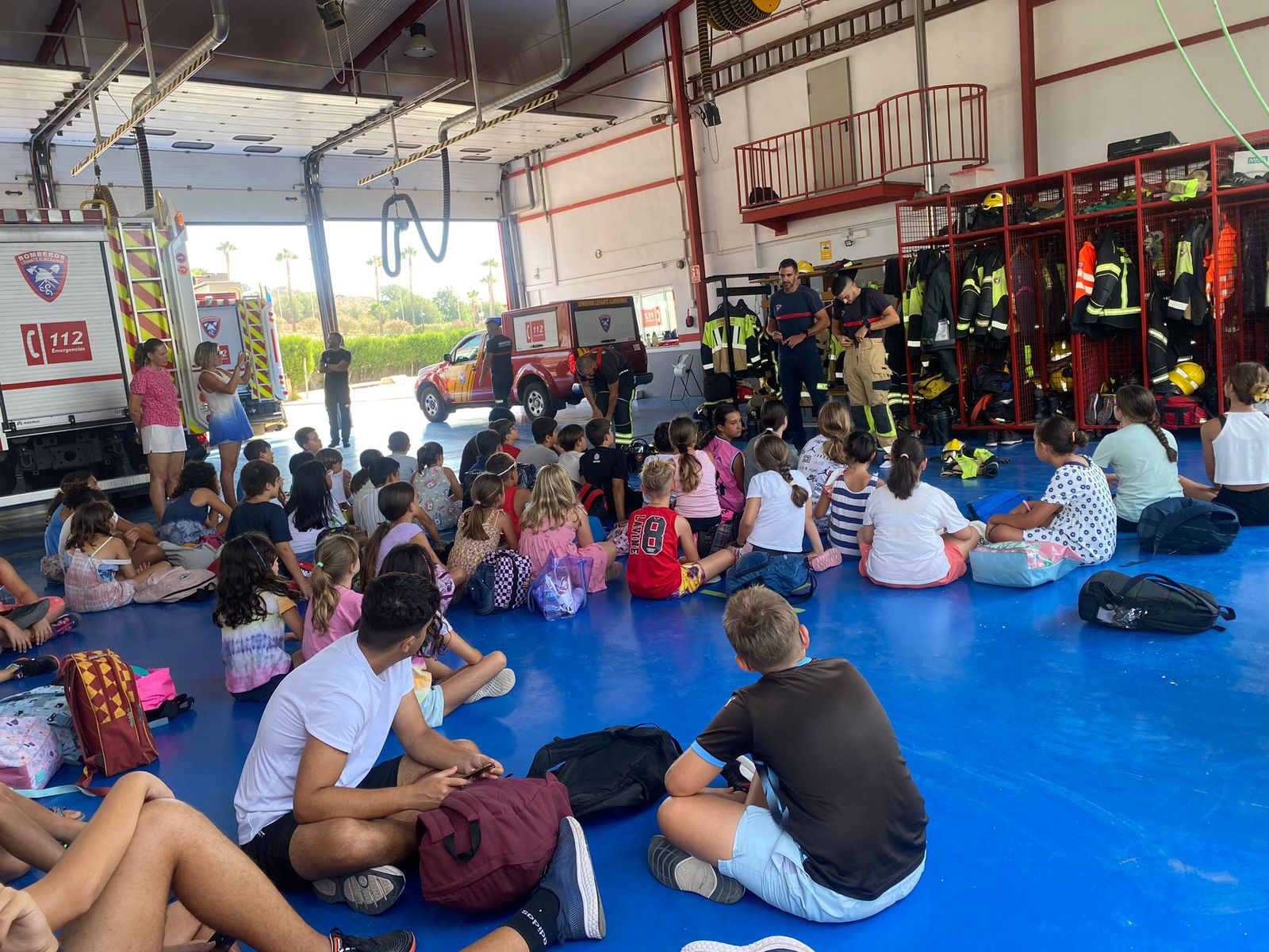 Momento de la visita al parque de bomberos de Turre