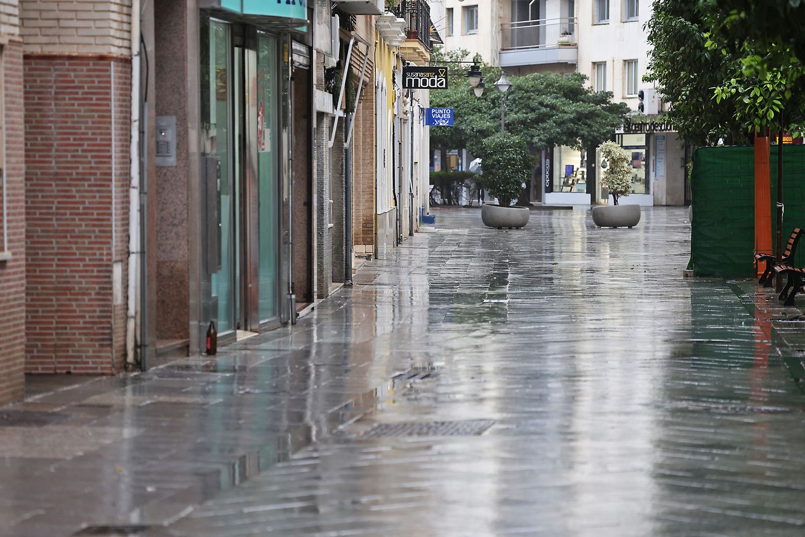 Intensas lluvias y calles desiertas en Huelva por la borrasca Marta