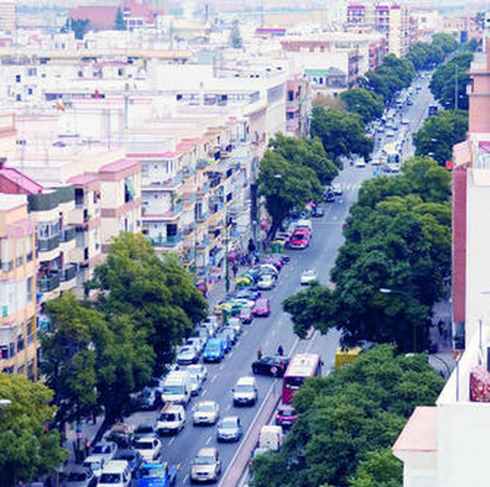 Panorámica de Luis Montoto, ahora con tres carriles por sentido más aparcamientos en ambas aceras.