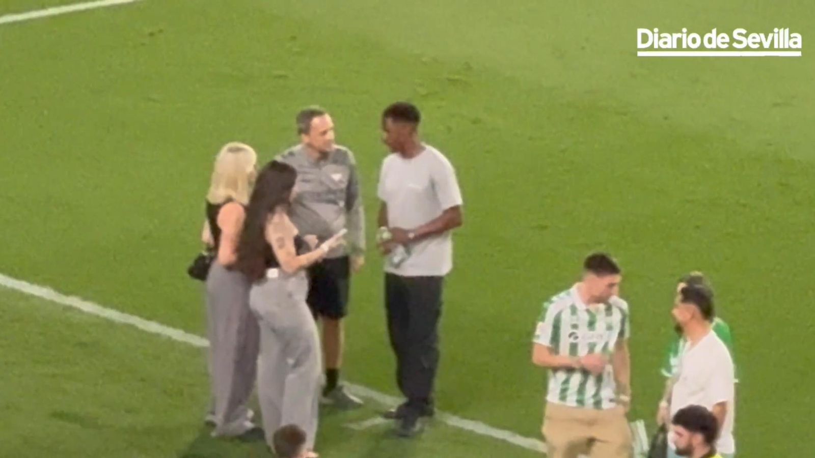 Junior Firpo sobre el césped del Benito Villamarín Junior Firpo sobre el césped del Benito Villamarín