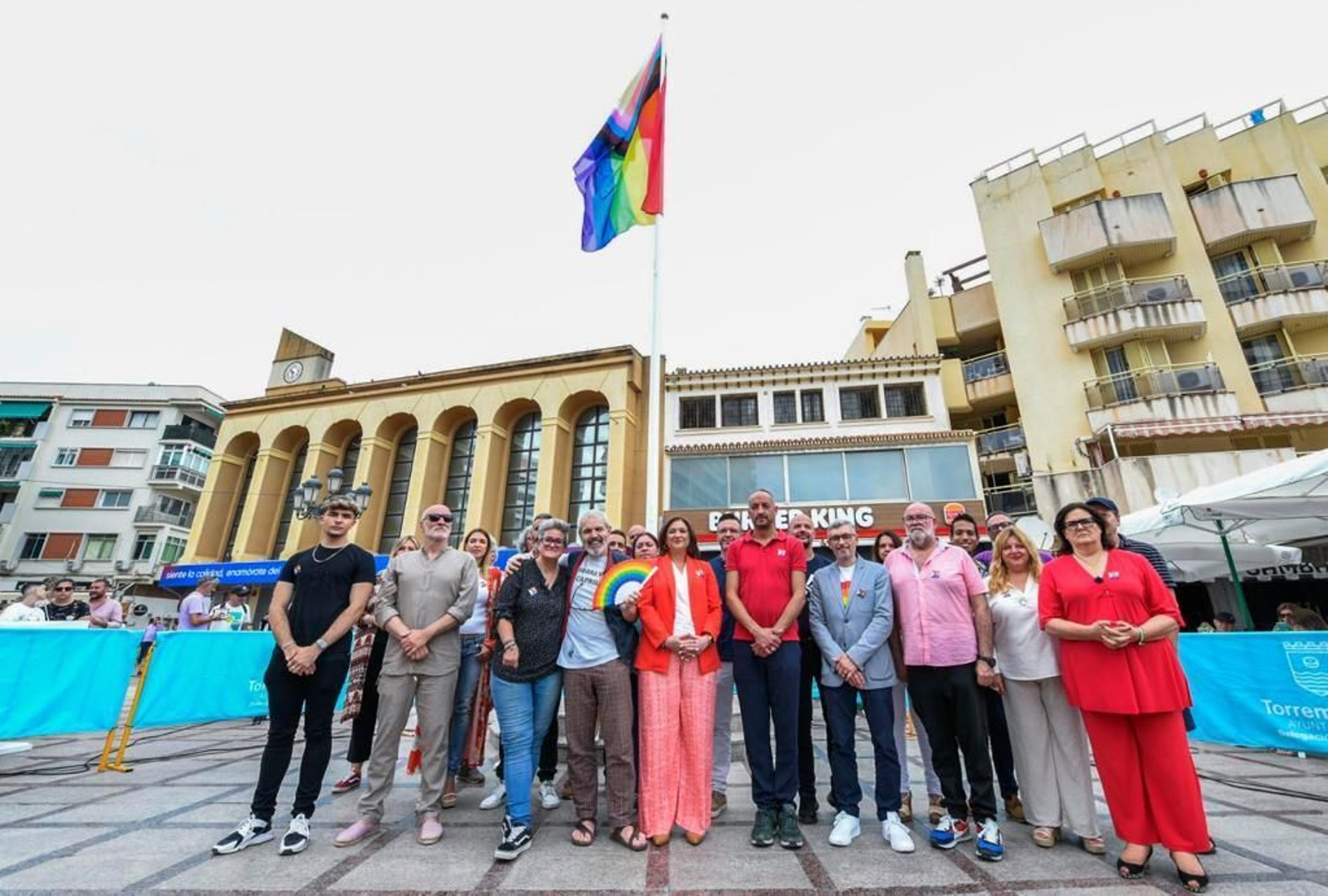 La izada de la bandera arcoíris en Torremolinos. La izada de la bandera arcoíris en Torremolinos.