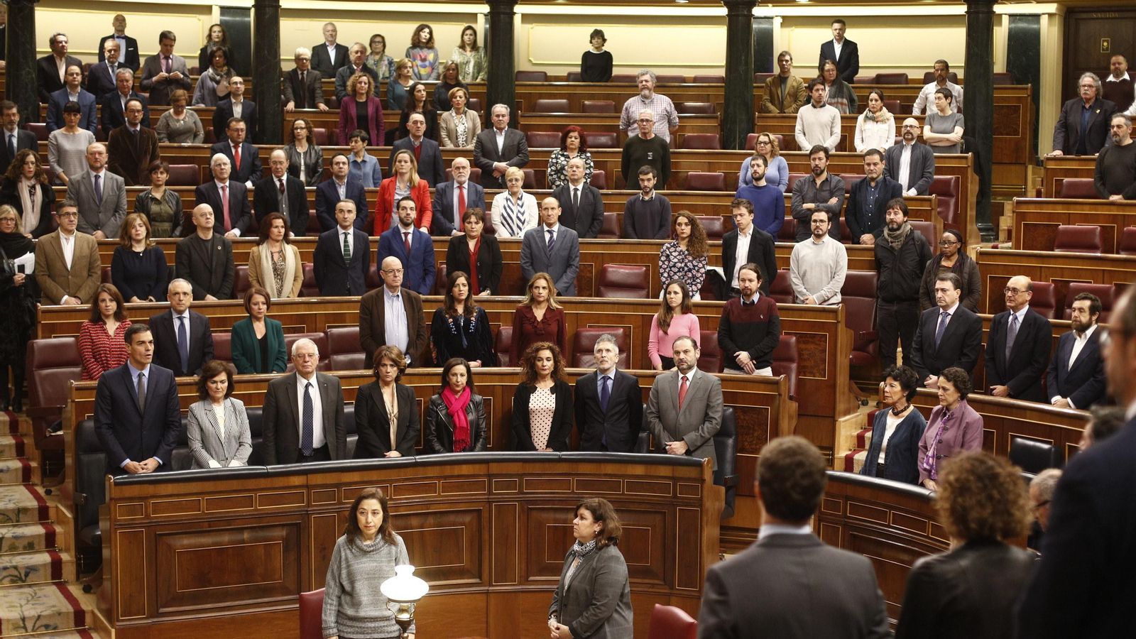 En primer término, la bancada del Gobierno durante el minuto de silencio en recuerdo a Laura Luelmo.
