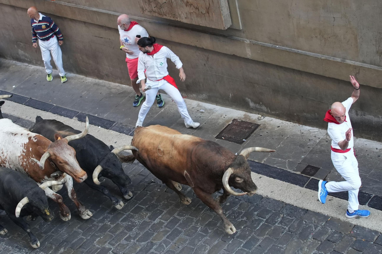 La bravura de Tarifa se hace notar en Pamplona: tres heridos en un encierro con toros de La Palmosilla