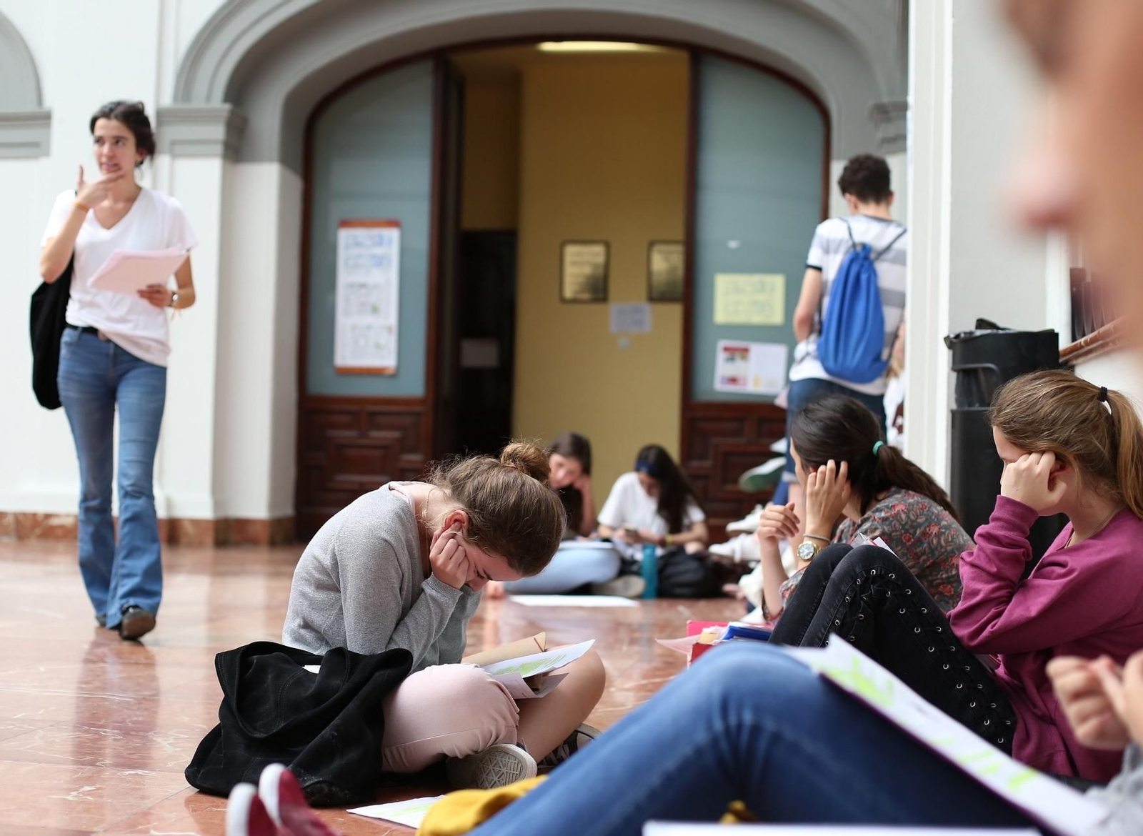 Estudiantes de la US en los pasillos del Rectorado.