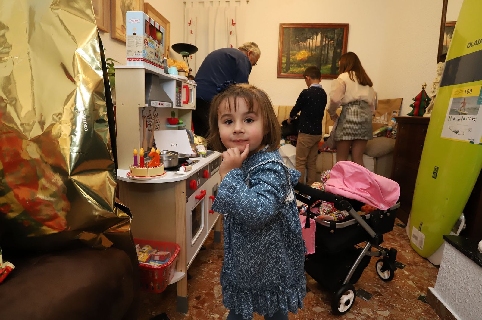 Imágenes de los niños recibiendo sus regalos de Reyes