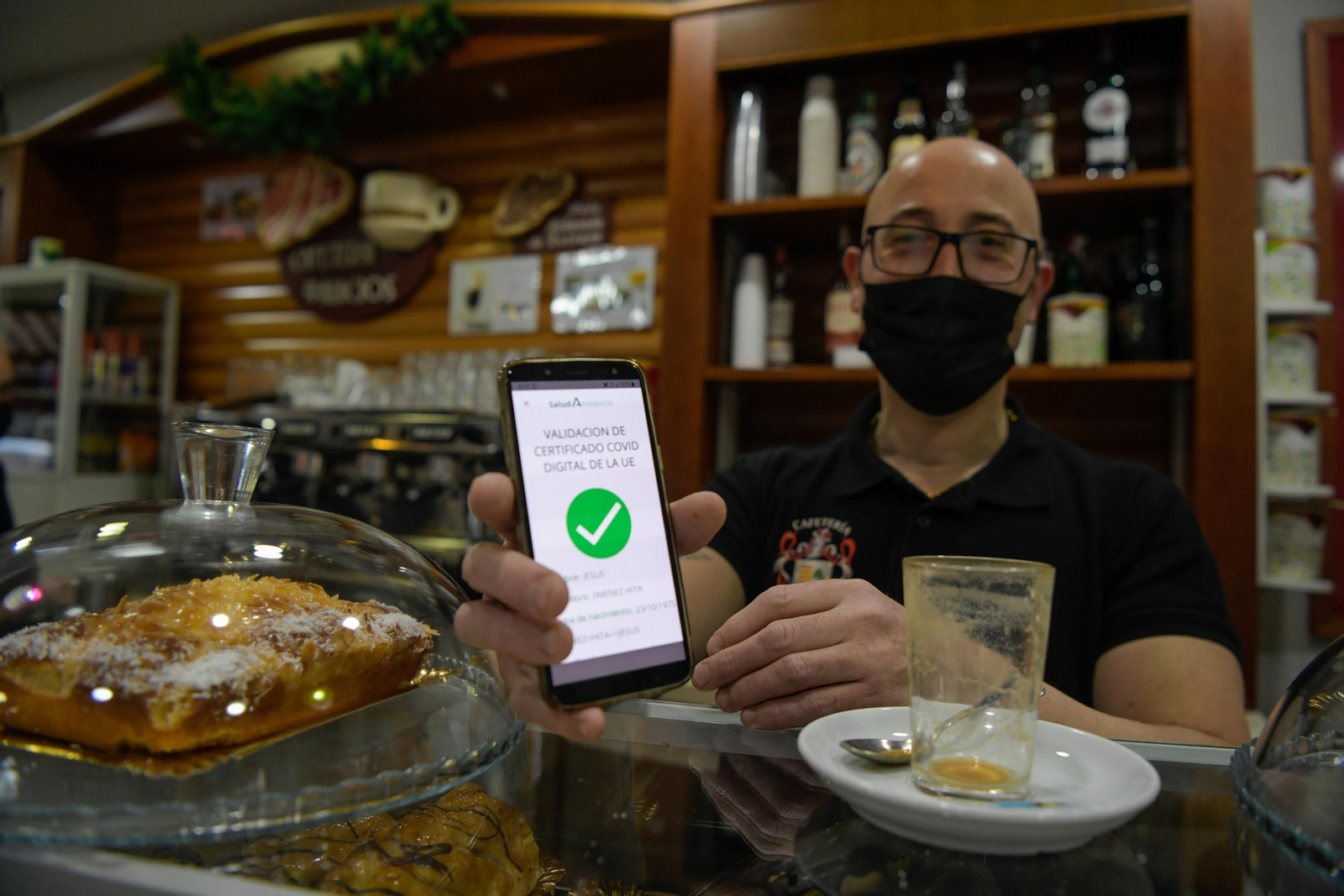 Desconcierto y falta de recursos ante la llegada del pasaporte Covid a Granada.