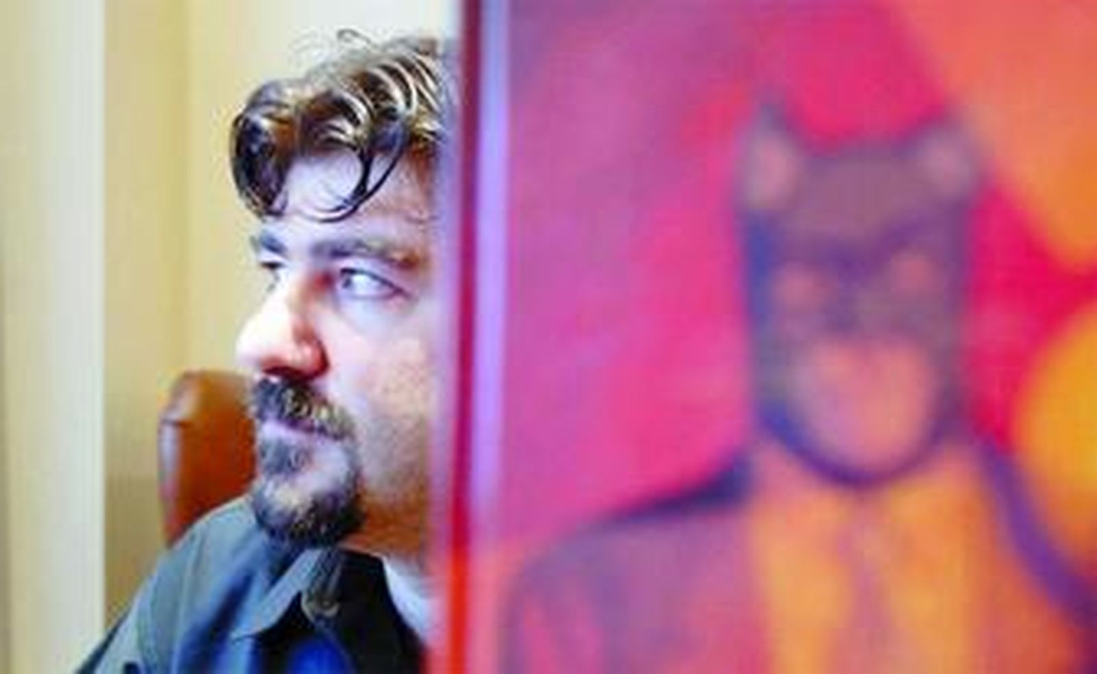 Juanjo Guarnido 'resguardado' por el protagonista de su cómic 'Blacksad'.