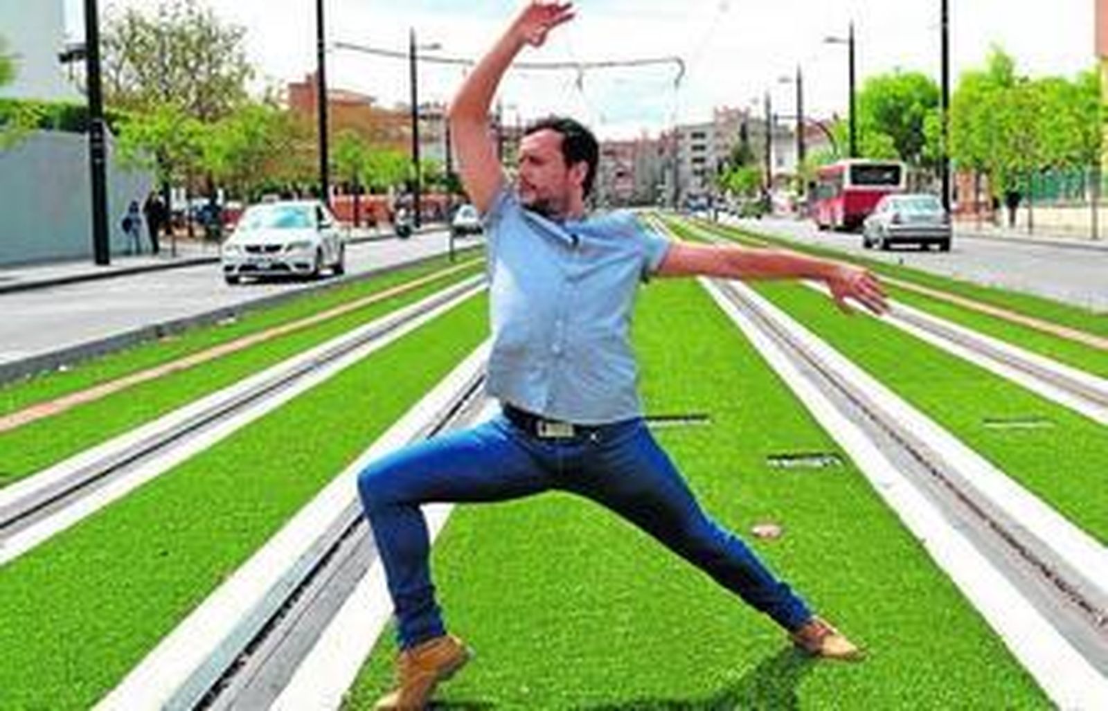 Doña posa en las vías del metro de Granada.