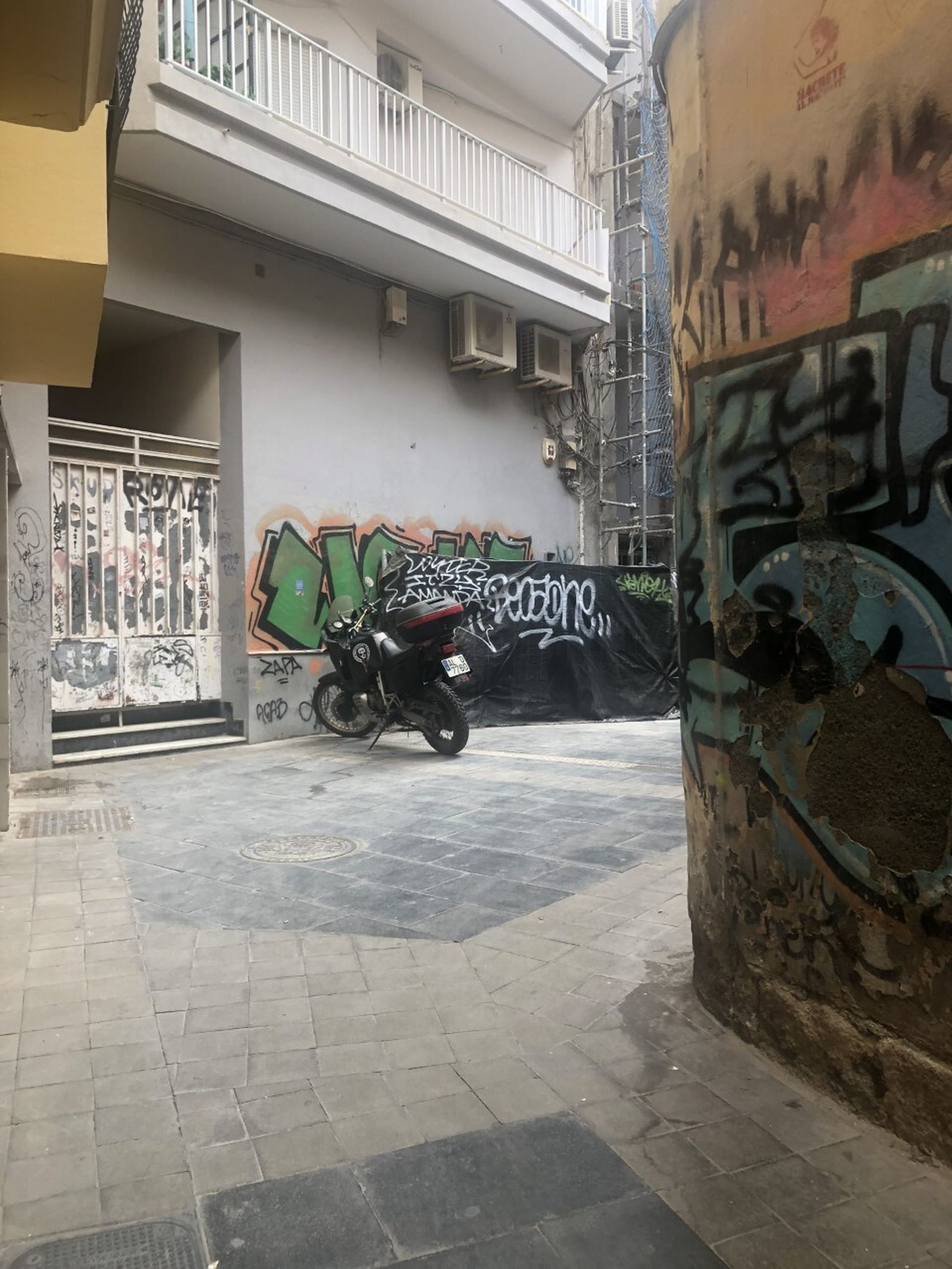 Una calle con ángel y diablas