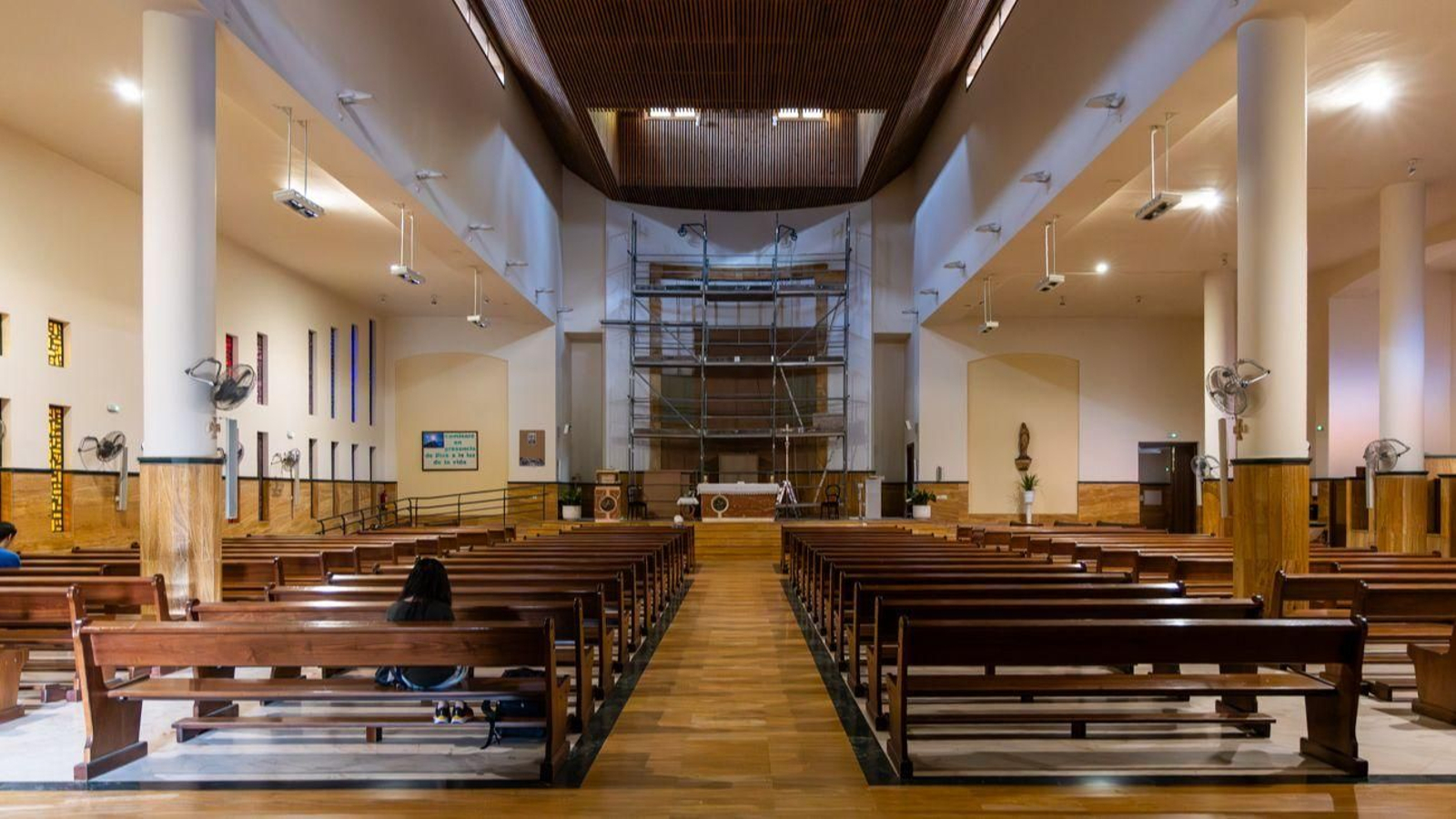 Interior de la parroquia con el andamiaje al fondo.