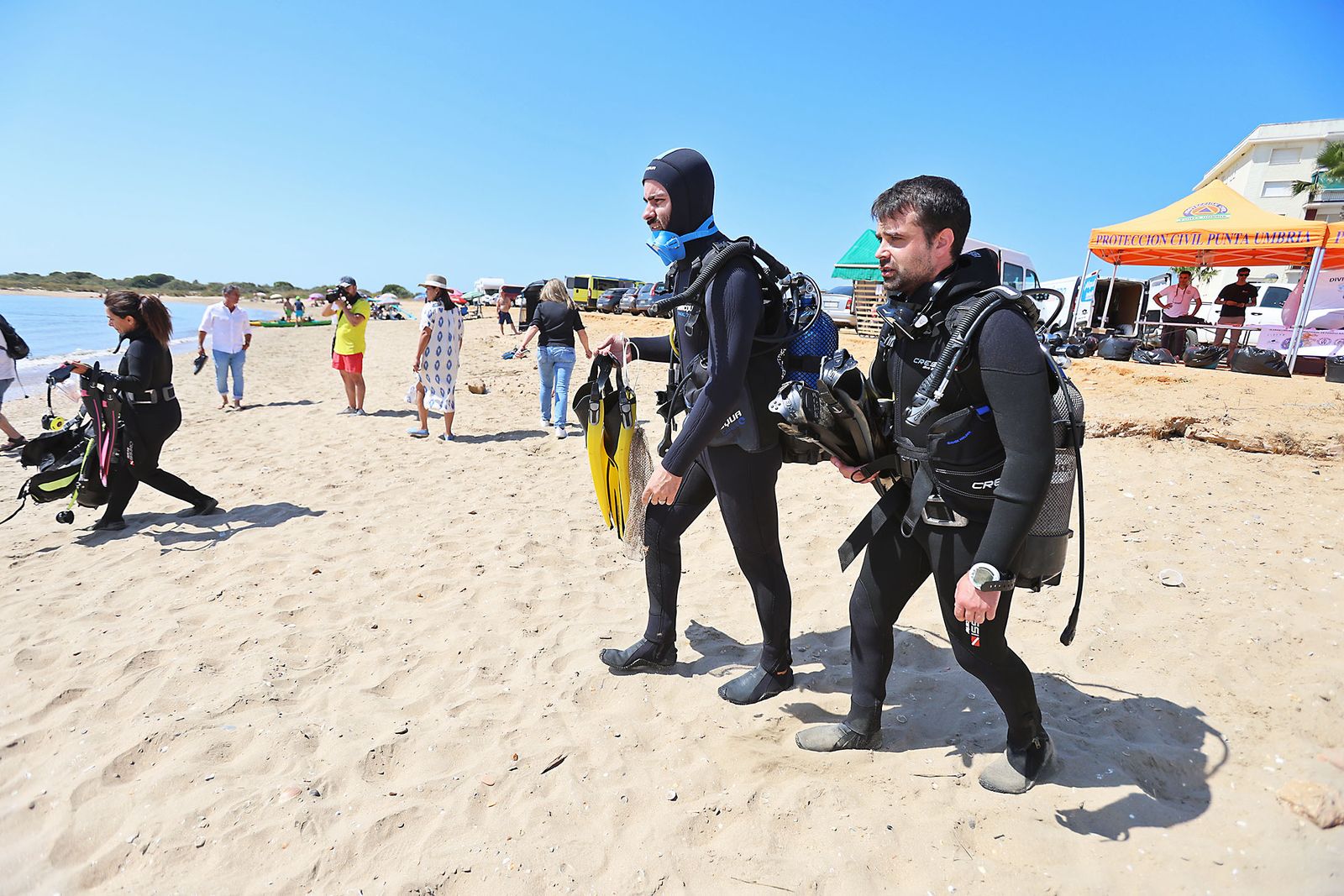 Imágenes de la gran recogida de residuos abandonados en el marco de la octava edición de '1m2 contra la basuraleza'. En la playa de la Canaleta.