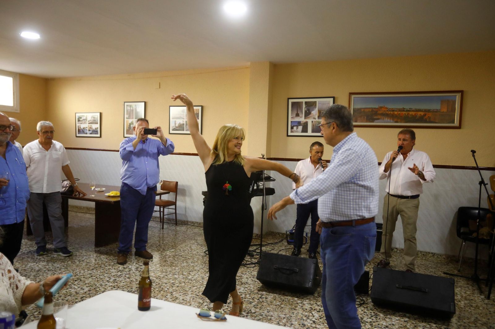 El perol de exconcejales de Córdoba contra la crispación política, en imágenes