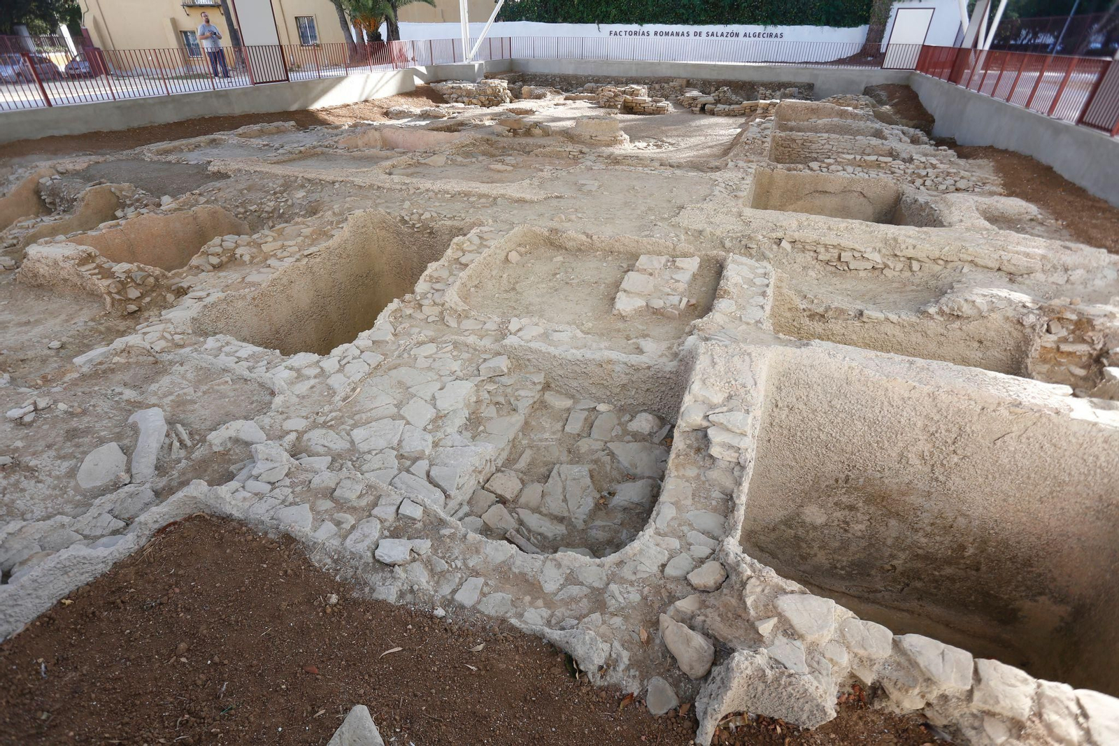 Los muros de las piletas están revestidos con un hormigón hidráulico que los hace impermeables.