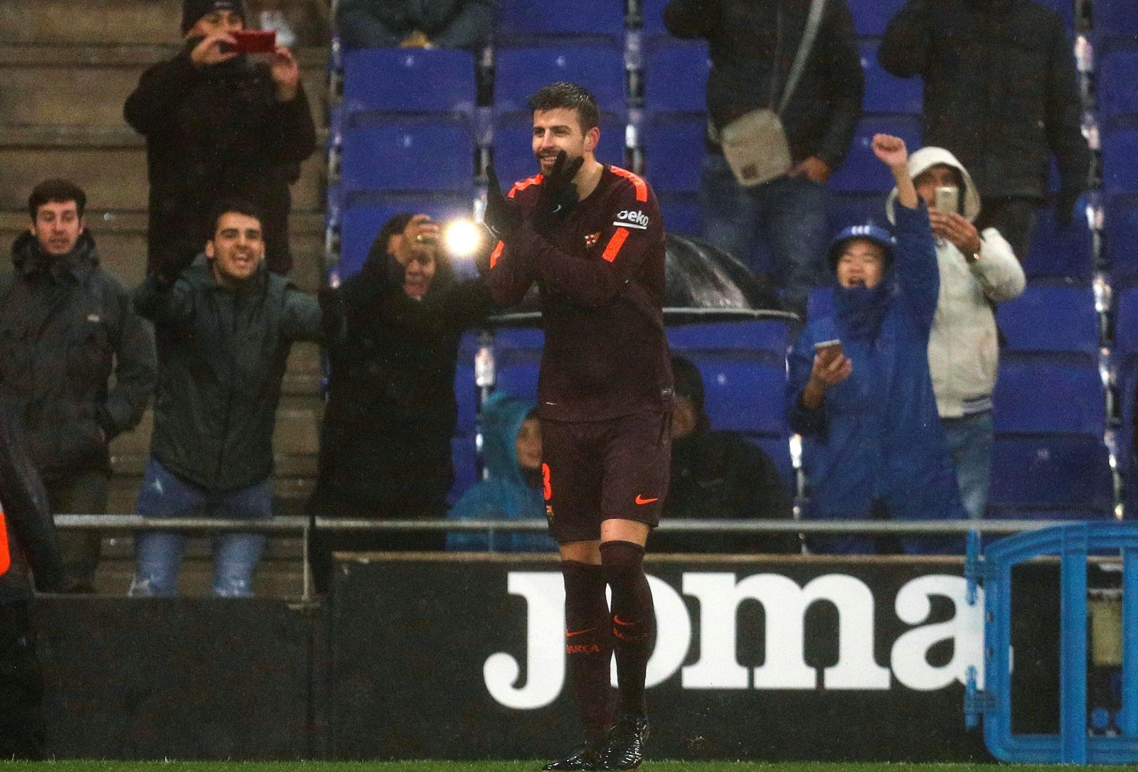 Piqué hace un gesto tras marcar el gol del empate en el derbi (1-1).