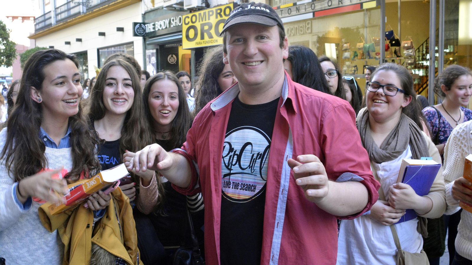 Blue Jeans con un grupo de seguidoras en el centro de Sevilla.