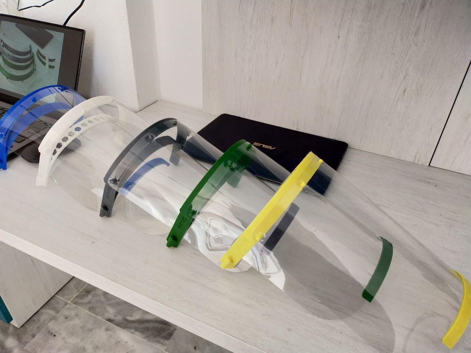 La Universidad de Granada reparte 4.000 protecciones faciales en hospitales, centros de salud y residencias de mayores La Universidad de Granada reparte 4.000 protecciones faciales en hospitales, centros de salud y residencias de mayores
