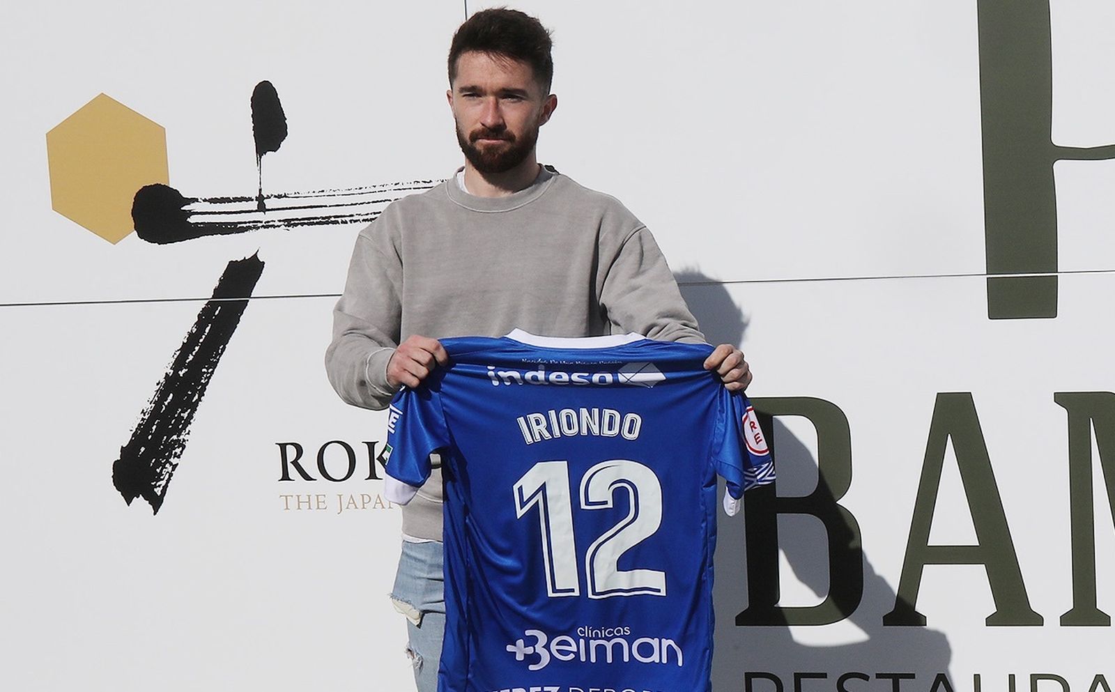 Urtzi Iriondo posa con la camiseta del Xerez DFC en su presentación.