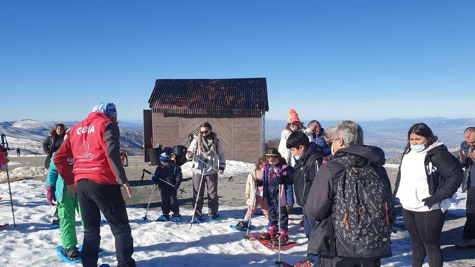 Participantes llevando a cabo las actividades junto al monitor