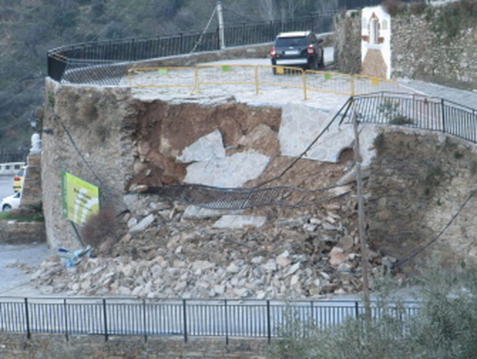 El temporal causa el derrumbe de la entrada a la localidad