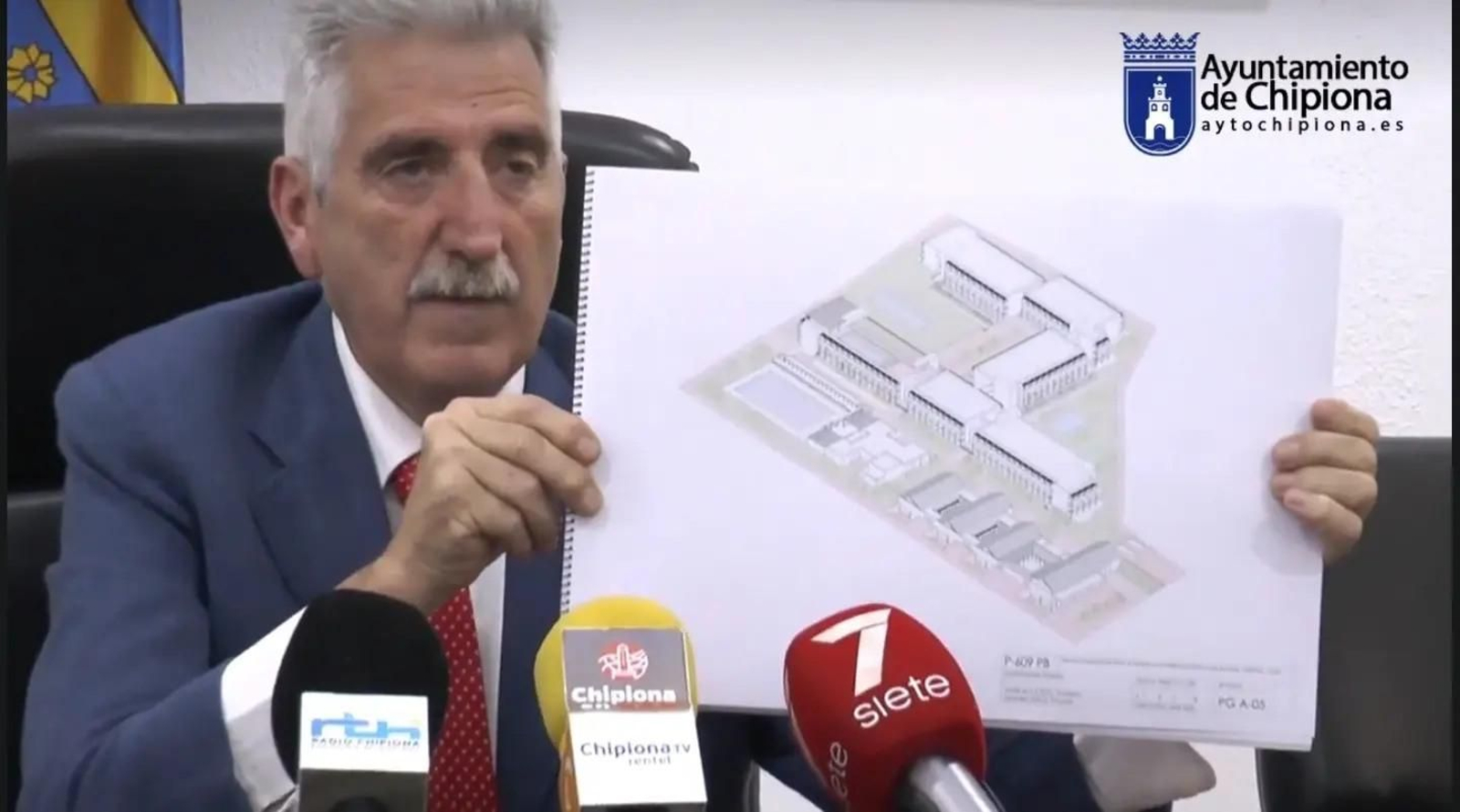 El alcalde, mostrando un plano del hotel proyectado por la cadena Best en Costa Ballena Chipiona.