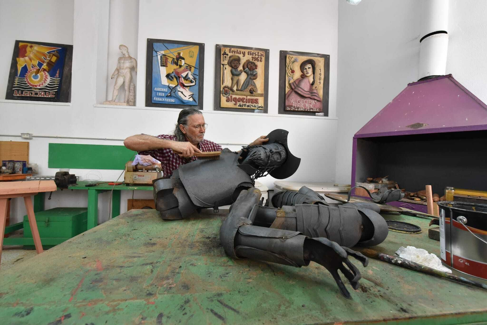 Carlos Alfonso Ortega repara la escultura del Quijote en su taller