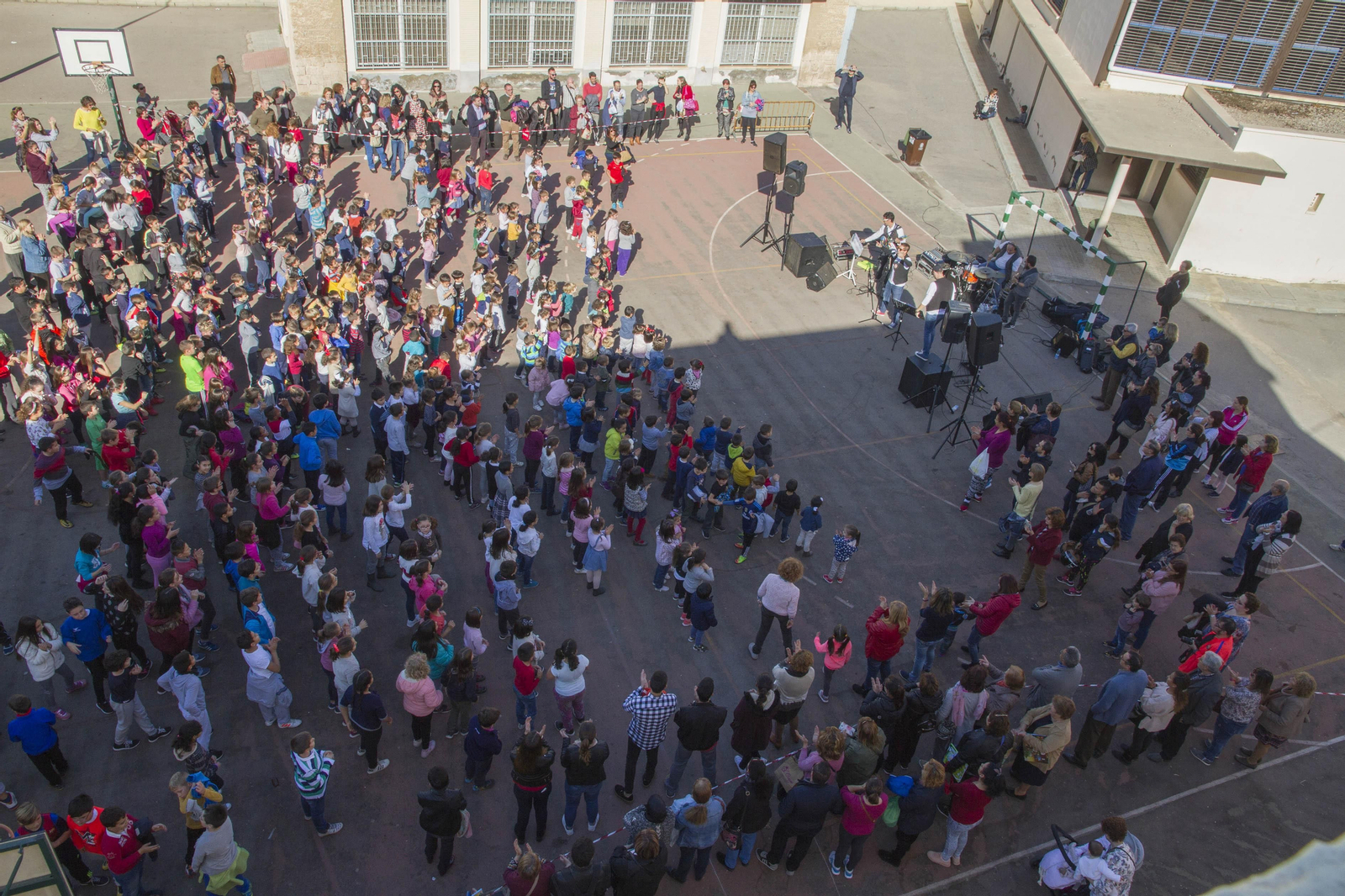 1. Los padres de los pequeños no quisieron perder la oportunidad de asistir a este evento por la música. 2. Todos se animaron gracias a la música del grupo almeriense 'Los Vinilos'. 3. Ningún miembro de la familia del Colegio Indalo faltó a la cita. 4. Los músicos deleitaron a todos con gran parte de su repertorio de música pop español de los 80.