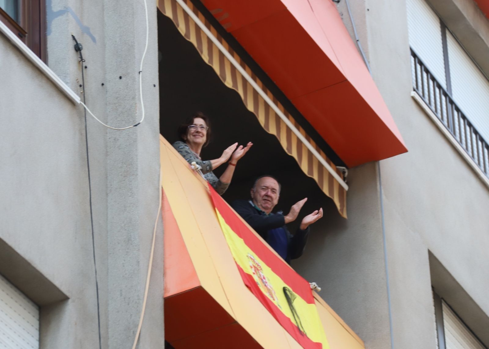 Dos vecinos de Algeciras aplauden desde su balcón.
