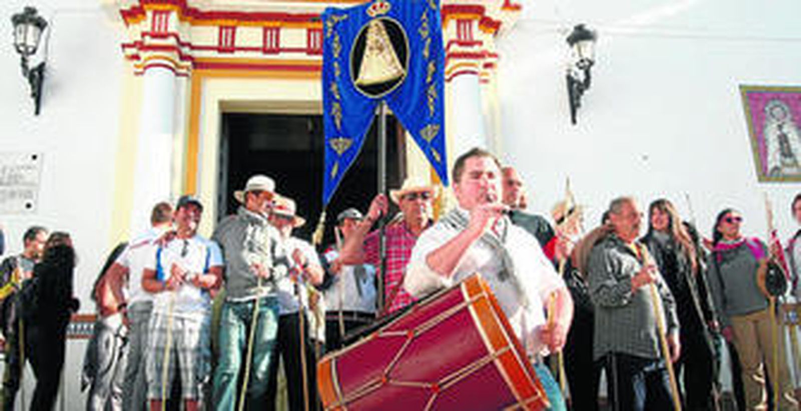 1. El grupo de peregrinos saliendo de la parroquia San Juan Bautista, en San Juan. 2. El burrito que se incorporó a la comitiva en Moguer. 3. Manuel Correa cantando ante el Simpecado de la Hermandad del Rocío de San Juan. 4 . Los peregrinos, en el camino.